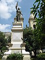 Estatua de la Libertad, parque de la Independencia. Al fondo, la iglesia de San José.