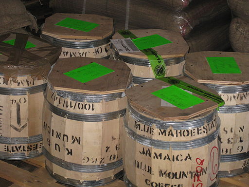 Blue Mountain Kaffee in Holzfässern. Barrels of Jamaica Blue Mountain coffee beans