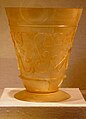 Glasbecher mit Relief, Iran, Irak oder Ägypten, 9.–10. Jahrhundert