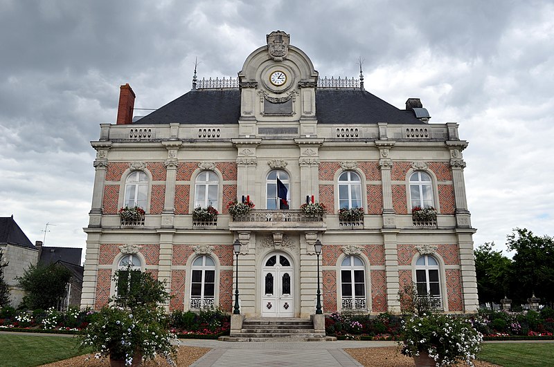 File:Beaufort-en-Vallée - Mairie (2011).jpg