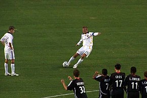 Punizione di Beckham con la maglia del Los Angeles Galaxy.