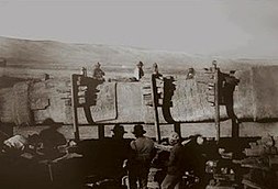 La stèle Bennett lors du transport de Tiwanaku au musée Miraflores de La Paz en 1933