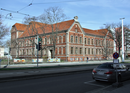 Gemeindeschule IVa/b mit Turnhalle, Schulhof, Vorgärten und Umwegung