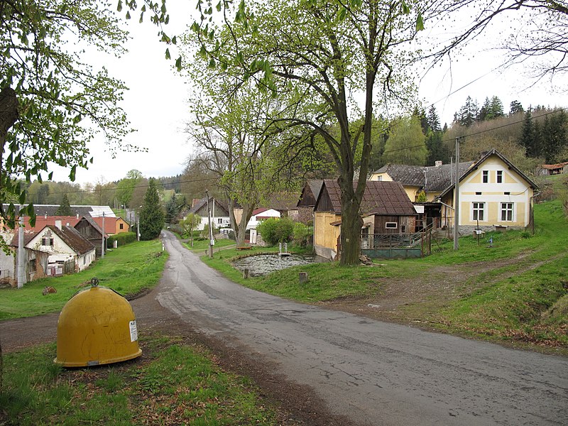 File:Bezpravovice, náves.jpg