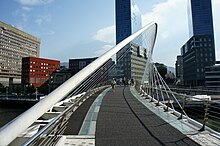 Fitxategi:Bilbao_06_2012_Zubizuri_bridge_2645.JPG