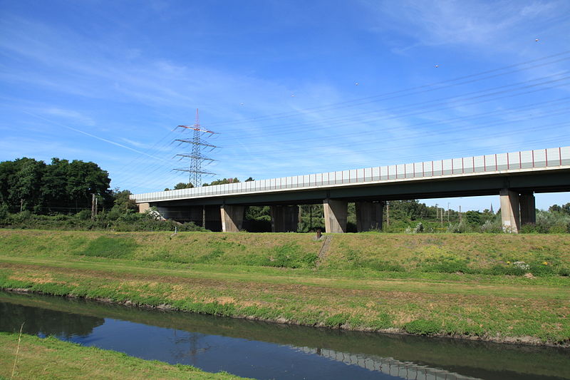 File:Bottrop - Emscher+Brücke A42 (Bernepark) 04 ies.jpg