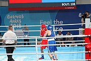 Deutsch: Boxen bei den Olympischen Jugendspielen 2018 Tag 12, 18. Oktober 2018 - Finale Leichtgewicht Mädchen – Oriana Saputo (Argentinien, blau) schlägt Emma Lawson (Australien, rot) 5-0; Ringrichter ist José Romero (Spanien). English: Boxing at the 2018 Summer Youth Olympics on 18 October 2018 – Girls' lightweight Bronze Medal Bout – Oriana Saputo (Argentina, blue) wins over Emma Lawson (Australie, red) 5-0; Referee is José Romero (Spain). Español: Boxeo en los Juegos Olímpicos Juveniles de Verano de 2018 en 18 de octubre de 2018 - Combate de medalla de bronce de las niñas: Oriana Saputo (Argentina, azul) gana a Emma Lawson (Australie, roja) 5-0; Árbitro es José Romero (España).