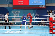 Deutsch: Boxen bei den Olympischen Jugendspielen 2018 Tag 12, 18. Oktober 2018 - Finale Leichtgewicht Mädchen – Junioren-Weltmeisterin und dreifache Juniorinnen-Europameisterin Caroline Sara DuBois (Großbritannien, blau) schlägt Juniorinnen-Asienmeisterin Porntip Buapa (Thailand, rot). English: Boxing at the 2018 Summer Youth Olympics on 18 October 2018 – Girls' lightweight Gold Medal Bout – Caroline Sara DuBois (Grat Britain, blue) wins over Porntip Buapa (Thailand, red). Español: Boxeo en los Juegos Olímpicos Juveniles de Verano de 2018 en 18 de octubre de 2018 - Combate de medalla de oro de peso ligero para niñas - Caroline Sara DuBois (Gran Bretaña, azul ) gana sobre Porntip Buapa (Tailandia, rojo).