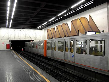 Platform of Elisabeth metro station