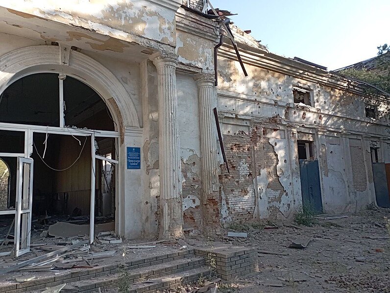 File:Building of Trade Rows in Orikhiv after Russian shelling, 2023-08-19 (02).jpg