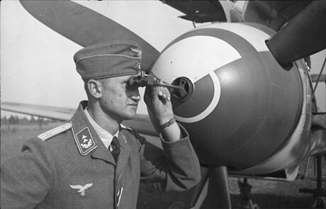 File:Bundesarchiv Bild 101I-390-1220-20, Russland, Flugzeug Me 109 des JG 54, Wartung.jpg