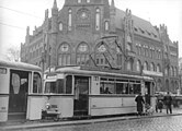 Gotha-Zug mit Tw 3904 (TF 59) und Bw 1818 (BF 59) auf der Linie 3 in der Möllendorffstraße vor dem Rathaus Lichtenberg, 1959
