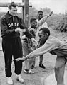 Ghanaische Studenten der DHfK in Leipzig beim Kugelstoßtraining, links: Trainer Hellmann (Rudolf Hellmann....?), im Oktober 1960