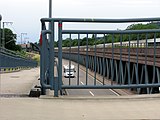 Bundesstraße 31 in Freiburg-Waldsee an der Fußgängerüberführung zum Kunzenweg, links die Höllentalbahnstrecke, rechts Photovoltaik