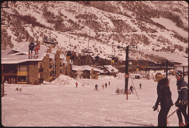 File:CHAIRLIFT GOES BY CONDOMINIUMS BUILT ALONGSIDE THE SKI SLOPE AT SNOWMASS MOUNTAIN - NARA - 554234.jpg