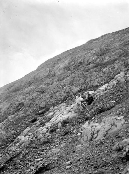 File:COLLECTIE TROPENMUSEUM Een Brahmaanse priester op de helling van de gunung Agung TMnr 10024026.jpg