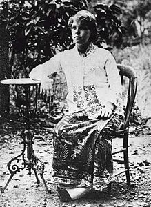 Sra. Mertens en sarong y kabaja, Java (alrededor de 1888)