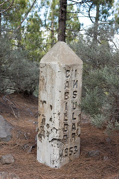 File:Cabildo Insular 1953 boundary stone (MGK26527).jpg