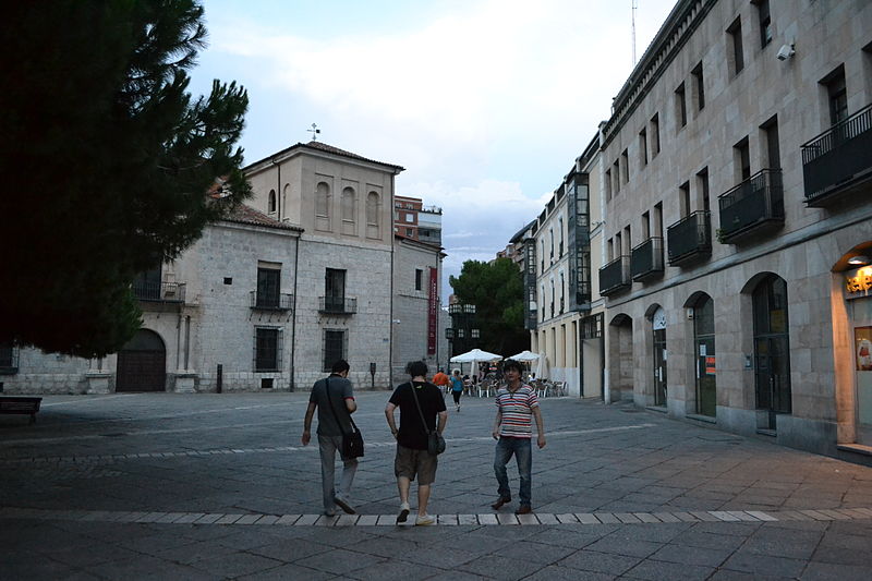 File:Calle de las Cadenas de San Gregorio - Encuentro en Valladolid julio de 2012 (226).JPG