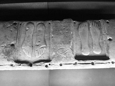 Plaque de marbre avec deux paires de pieds et une inscription dédiée à la déesse Caelestis.