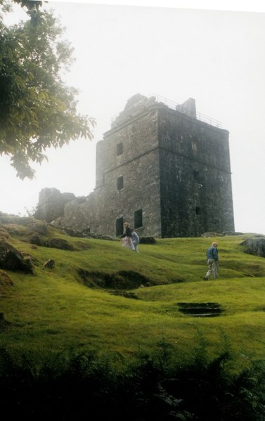 File:Carnassarie Castle - geograph.org.uk - 407497.jpg