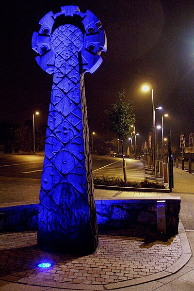 File:Celtic wooden cross - Redruth - New Cut Car Park.jpg