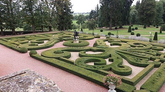 Le jardin de buis du château de Drée.