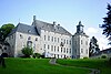 Le château de Harzé (M) et l'ensemble formé par le château, l'esplanade, la cour d'honneur, les dépendances et le parc avec le vieux cimetière entourant l'emplacement de l'ancienne église (S).