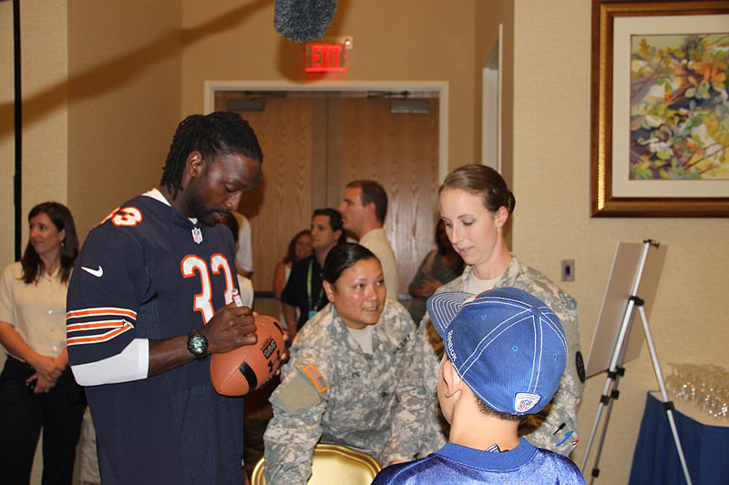 File:Charles Tillman signign autograph.jpg