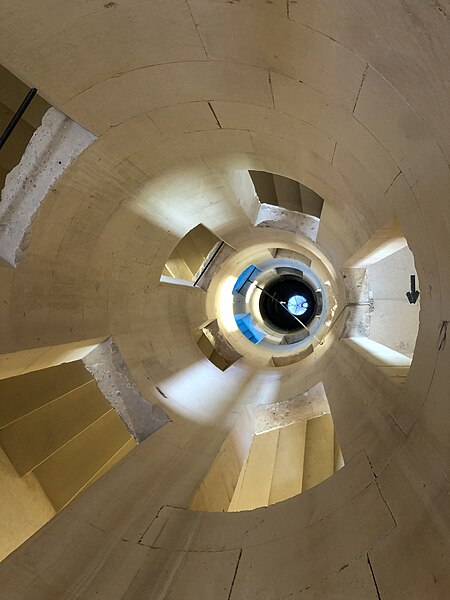 Datei:Chateau de Maulnes Wendeltreppe.jpg