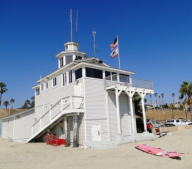 File:Cherry_Avenue_Lifeguard_Station.jpg