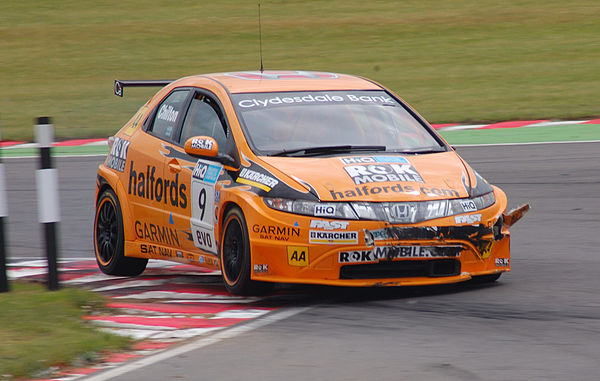 Chilton negotiating the chicane at Snetterton in 2008