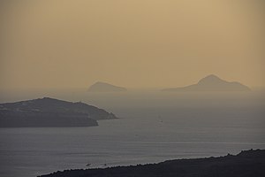 Die Christiana-Inseln von Santorini aus fotografiert. Im Vordergrund rechts sind die Kameni Inseln und links die Halbinsel Akrotiri zu sehen. Von den Christiana-Inseln sind Askania (links) und Christiani (rechts) zu erkennen.