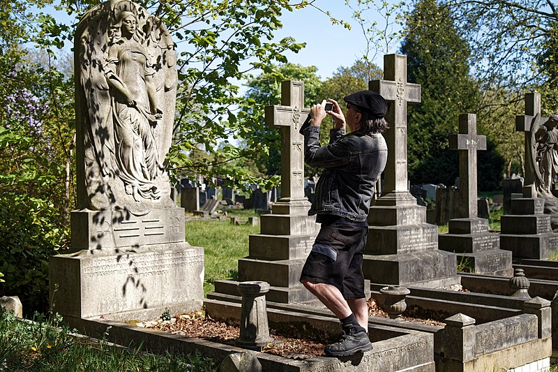 File:City of London Cemetery photographing Janet Bruce Arthur Mildred Richards monument 2.jpg