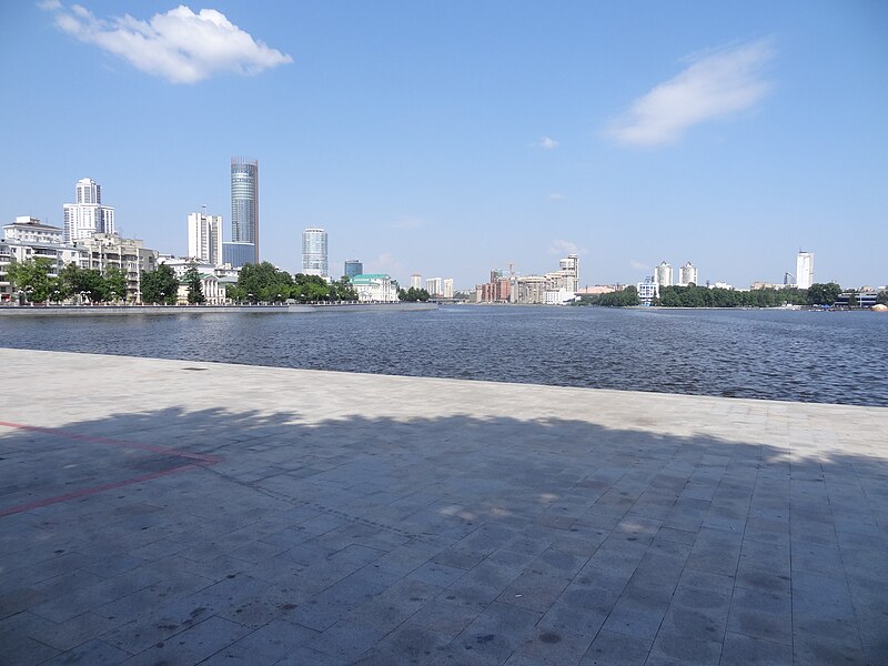 File:City pond, Yekaterinburg (1).jpg