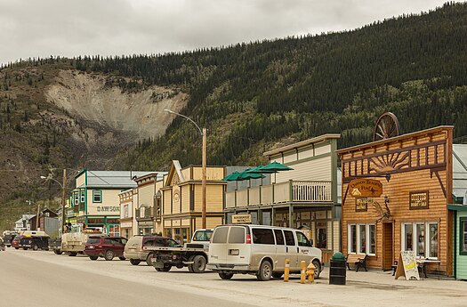 Commerces touristiques sur la rue Front, à Dawson City, au Yukon, au Canada