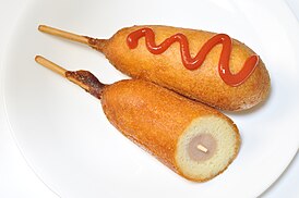 Corn-Dog, политый соусом.