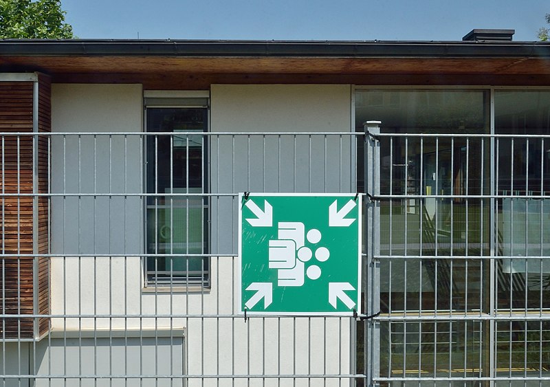 File:Cw rotated meeting point sign, Bleiburg.jpg