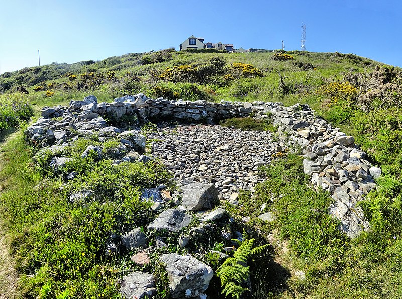 File:Cytiau Celtaidd - Celtic Iron Age Huts at Mynydd Twr, Caergybi (Holyhead), Wales 2021 01.jpg