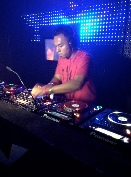 File:DJ Ideal Live.png