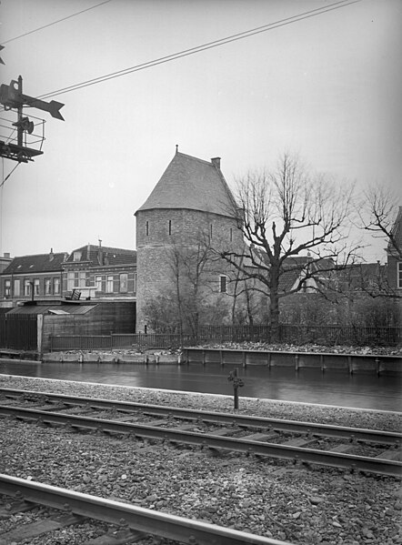 File:De Bagijnentoren te Delft gezien vanaf de spoorbaan naar het noord-oosten en naar het zuid-oosten - Delft - 20048560 - RCE.jpg