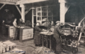 Atelier de machines à découper le cuir en 1910.