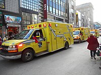 Ambulances d'Urgences-santé lors du Défilé du Père Noël, Montréal, 2015