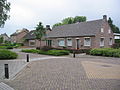 De schop stond voor de bungalow in het midden, rechts daarvan het huis van Gerrit Engelen dat in 1927 gebouwd werd.