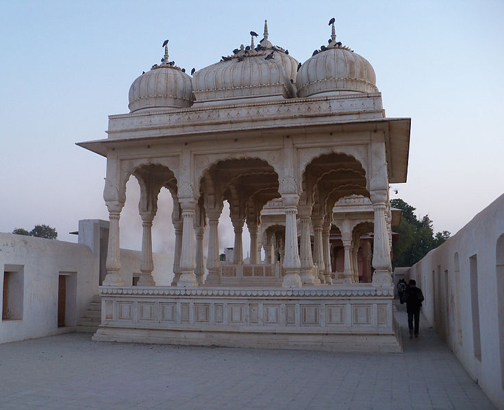 File:Devi Kund Sagar and Cenotaphs-1 ,Bikaner.JPG