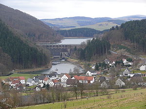 Diga di Diemel: muro della diga con serbatoio, stagno di compensazione e centrale elettrica;  di fronte al villaggio di Helminghausen, a sinistra l'Eisenberg