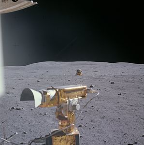 «Орион», снятый Дьюком в конце второй поездки. Вид с юга на север. На заднем плане — гора Смоки. На переднем — телекамера «Лунного Ровера»