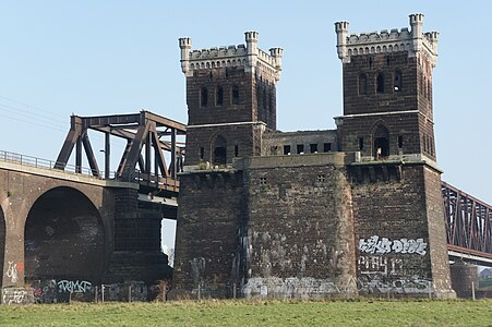 Alter linksrheinischer Brückenpfeiler im Südwesten der Duisburg-Hochfelder Eisenbahnbrücke