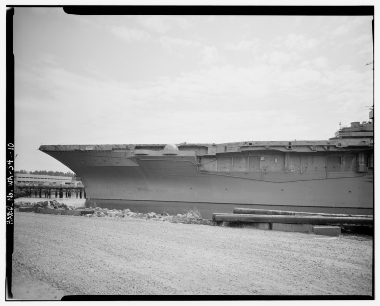 File:EX-USS HORNET CVS-12 FROM PORT AFT QUARTER. THREE MINECRAFT MOORED IN FOREGROUND. - U.S.S. HORNET, Puget Sound Naval Shipyard, Sinclair Inlet, Bremerton, Kitsap County, WA HAER WASH,18-BREM,3-10.tif