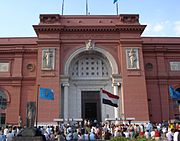 Синий флаг Совета Древностей у главного входа в Каирский египетский музей